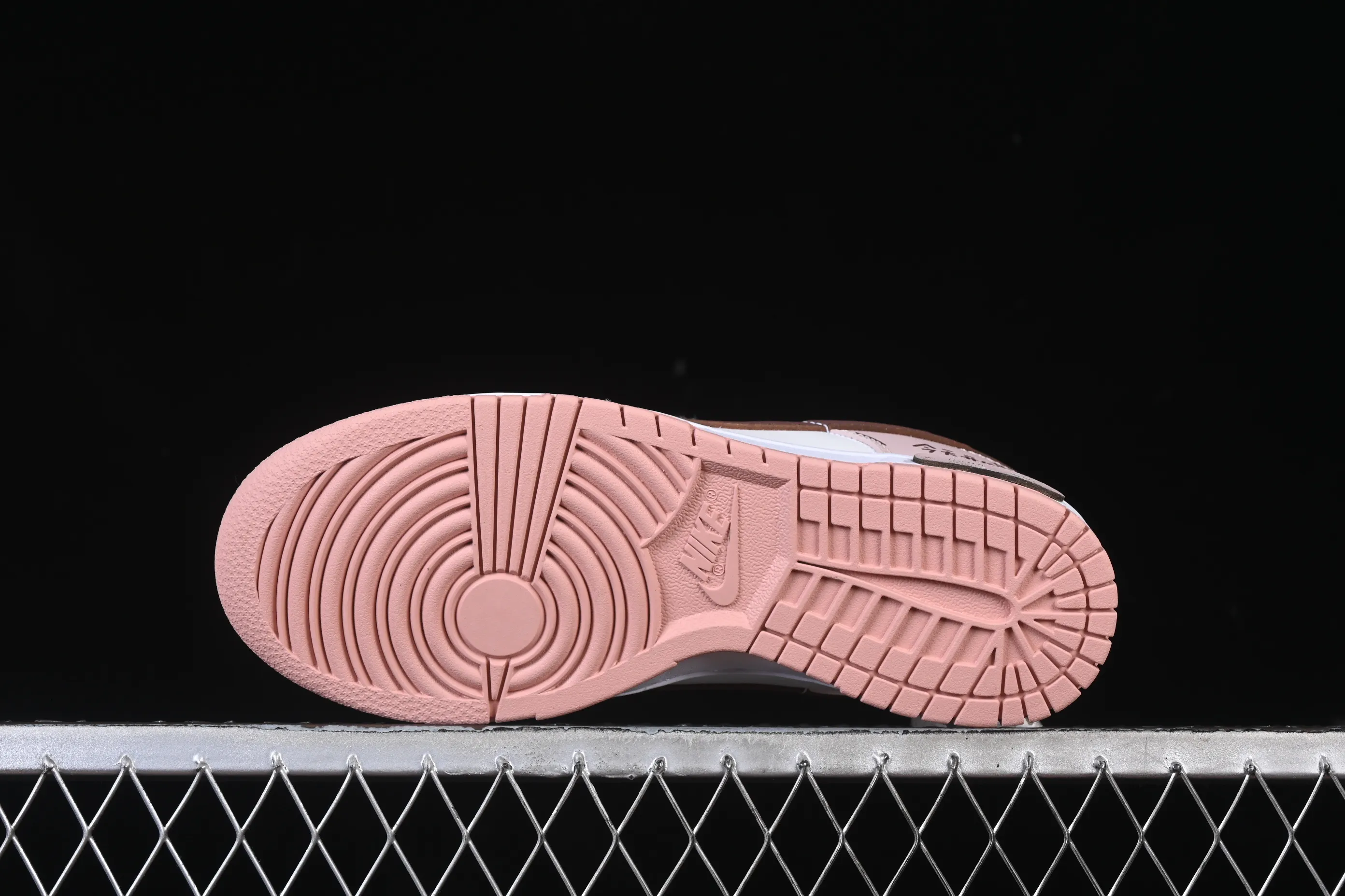 All categories Nk SB Dunk Series Nk SB Dunk Low High-end customized low-top sneakers Nike SB Dunk Low Valentine's Day pink straps low-top casual sneakers DO6485-600